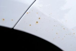 Kontaminácia laku náletovou hrdzou